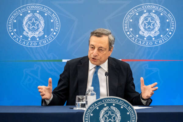 Draghi minaccia i 5 Stelle: “Con gli ultimatum non si lavora” e dice no al bis