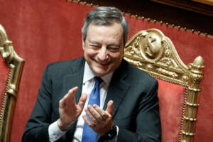 Bastone e carota, il discorso dai due volti di Draghi a Lega e 5 Stelle: aperture sull’agenda sociale, ‘no’ su concorrenza, Ucraina e bilancio