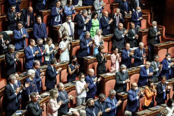 Vitalizio dei parlamentari salvo, elezioni un giorno dopo aver raggiunto i requisiti per i contributi