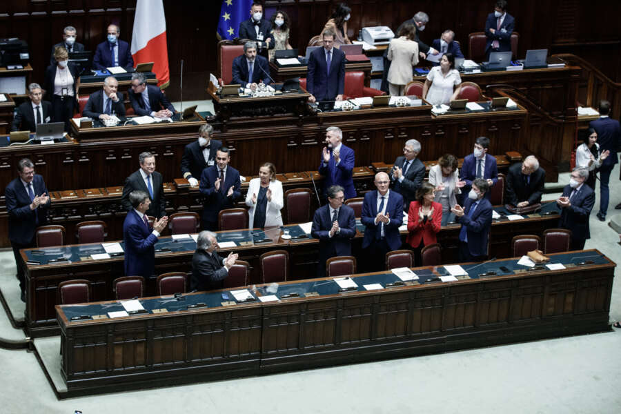 La crisi di governo affossa la Borsa, e lo spread vola