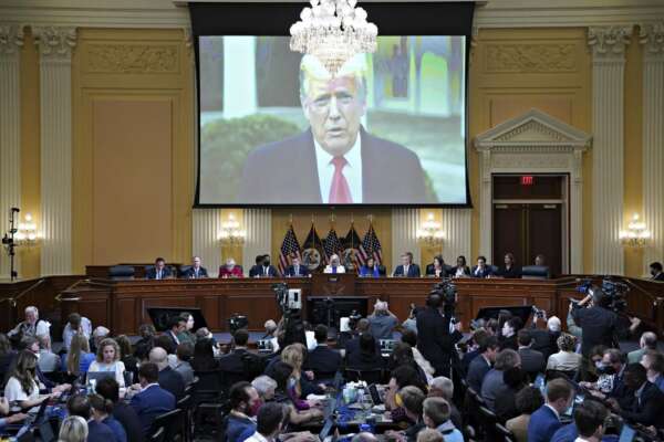 Assalto a Capitol Hill, la commissione d’inchiesta Usa inchioda Trump: non fece nulla per fermare l’insurrezione