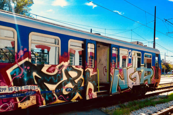 Torna in Italia per un funerale e viene sbattuto in carcere: la storia tragicomica di una giustizia malata