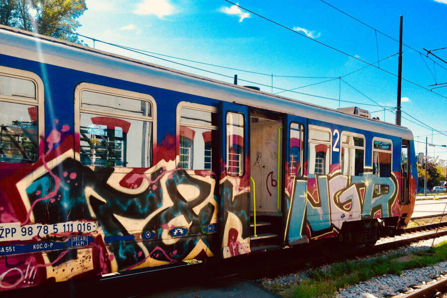 Torna in Italia per un funerale e viene sbattuto in carcere: la storia tragicomica di una giustizia malata