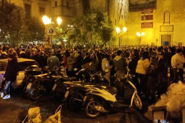 Accoltellato a 15 anni, la mamma: “Donate sangue per Carlo”. Sicurezza flop: telecamere out nel cuore della movida