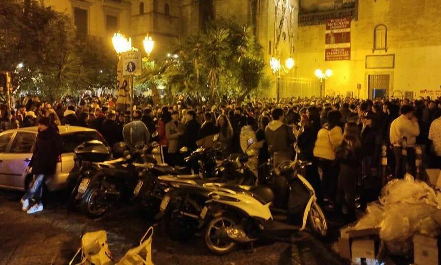 Accoltellato a 15 anni, la mamma: “Donate sangue per Carlo”. Sicurezza flop: telecamere out nel cuore della movida