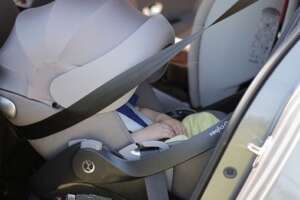 Litigano e chiudono la figlia di due mesi in auto: bimba in codice rosso (positiva alla cocaina) e tolta ai genitori