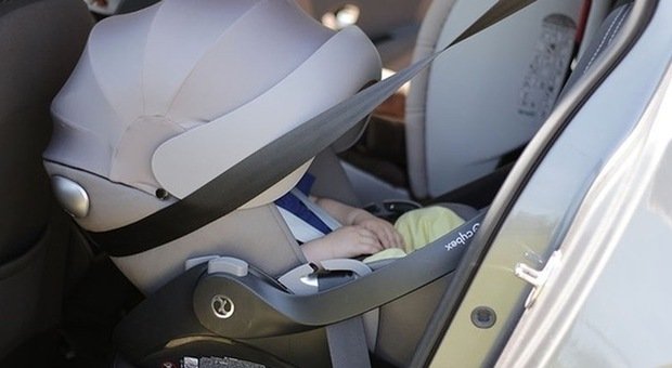 Litigano e chiudono la figlia di due mesi in auto: bimba in codice rosso (positiva alla cocaina) e tolta ai genitori