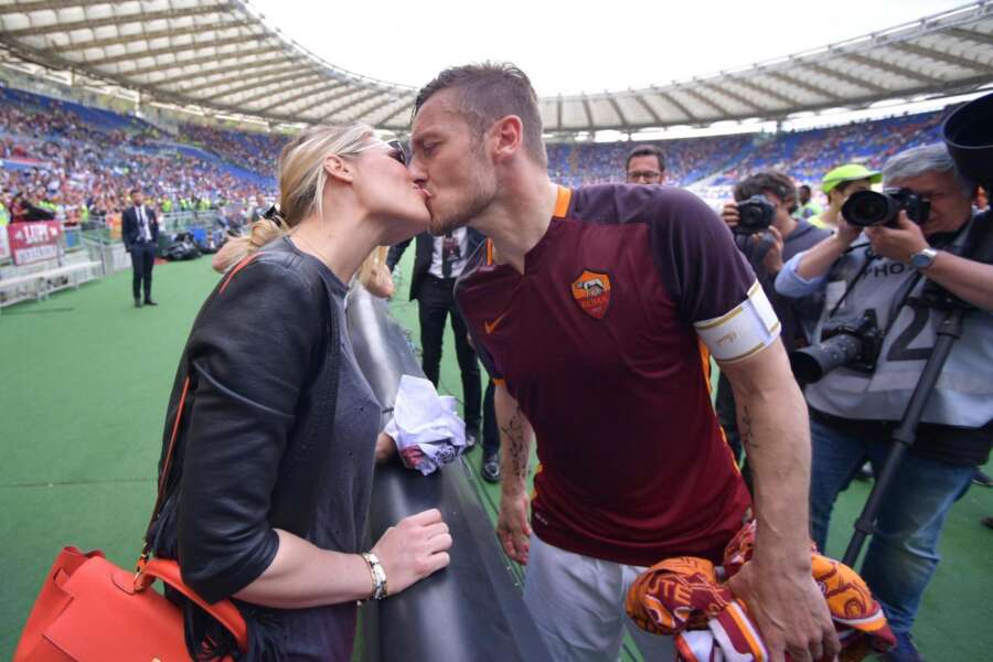 Foto Alfredo Falcone – LaPresse08/05/2016 Roma ( Italia)Sport CalcioRoma – Chievo VeronaCampionato di Calcio Serie A Tim 2015 2016 – Stadio Olimpico di RomaNella foto:totti e ilary blasiPhoto Alfredo Falcone – LaPresse08/05/2016 Roma (Italy)Sport SoccerRoma – Chievo VeronaItalian Football Championship League A Tim 2015 2016 – Olimpico Stadium of RomaIn the pic:totti and ilary blasi