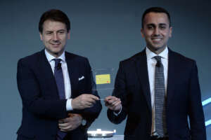 Foto Fabio Cimaglia / LaPresse
04-02-2019 Roma
Politica
Presentazione del sito web e della prima card per il Reddito di Cittadinanza
Nella foto Luigi Di Maio, Giuseppe Conte


Photo Fabio Cimaglia / LaPresse
04-02-2019 Roma (Italy)
Politic
Presentation of the website and the first card for Citizenship Income
In the pic Luigi Di Maio, Giuseppe Conte