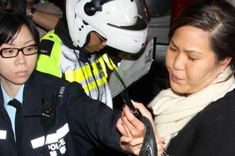 Sputa contro i carabinieri e urla ‘Omicron’, arrestata a Sorrento la turista vip Amina Bokhary: è la rampolla di una potente famiglia di Hong Kong