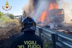 Inferno di fuoco in autostrada, tragico schianto tra due tir: un morto carbonizzato e un disperso