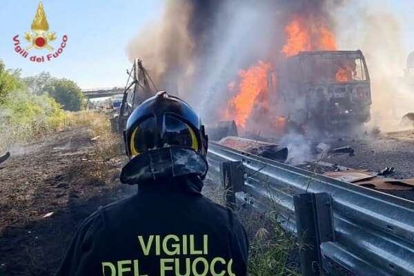 Inferno di fuoco in autostrada, tragico schianto tra due tir: un morto carbonizzato e un disperso Inferno di fuoco in autostrada, tragico schianto tra due tir: un morto carbonizzato e un disperso