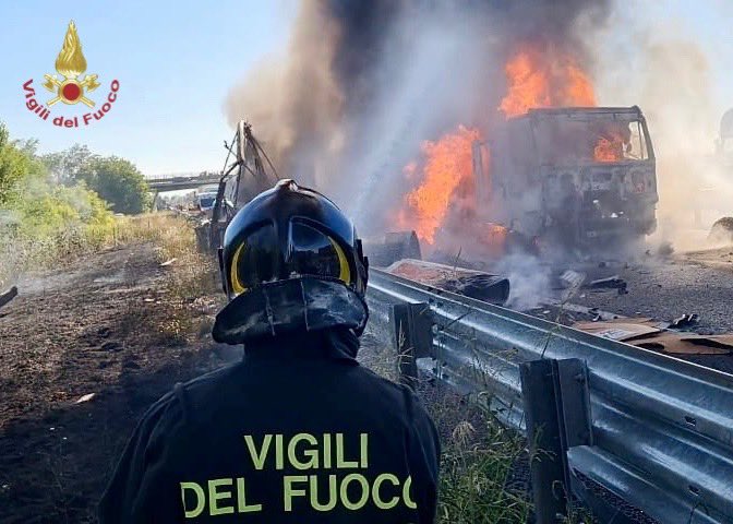Inferno di fuoco in autostrada, tragico schianto tra due tir: un morto carbonizzato e un disperso