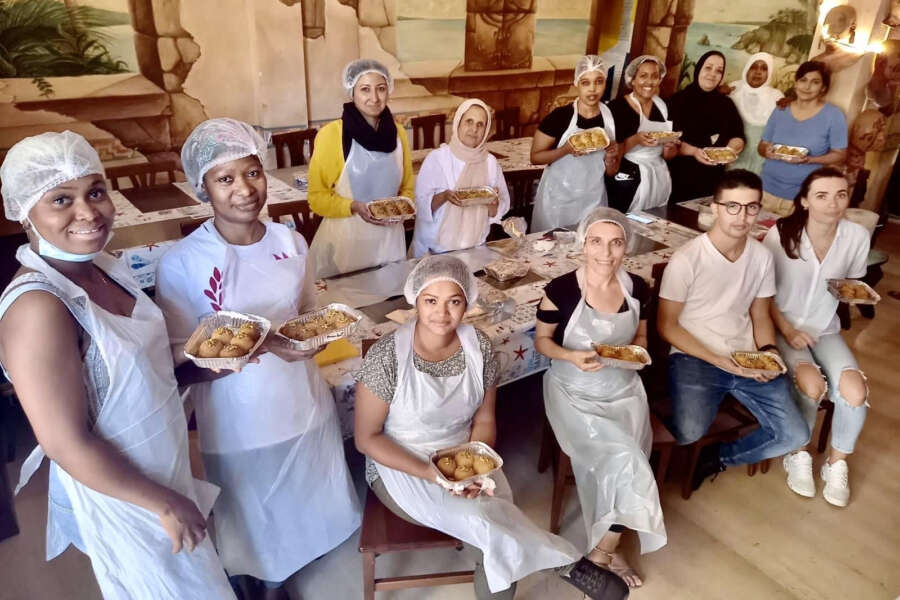 Pasticceria etnica e solidale: 12 donne migranti, 12 storie, 12 dolci
