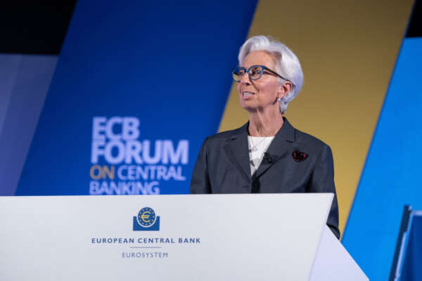 Sale il costo del denaro, la mossa di Lagarde cancella l’era Draghi e impenna lo spread