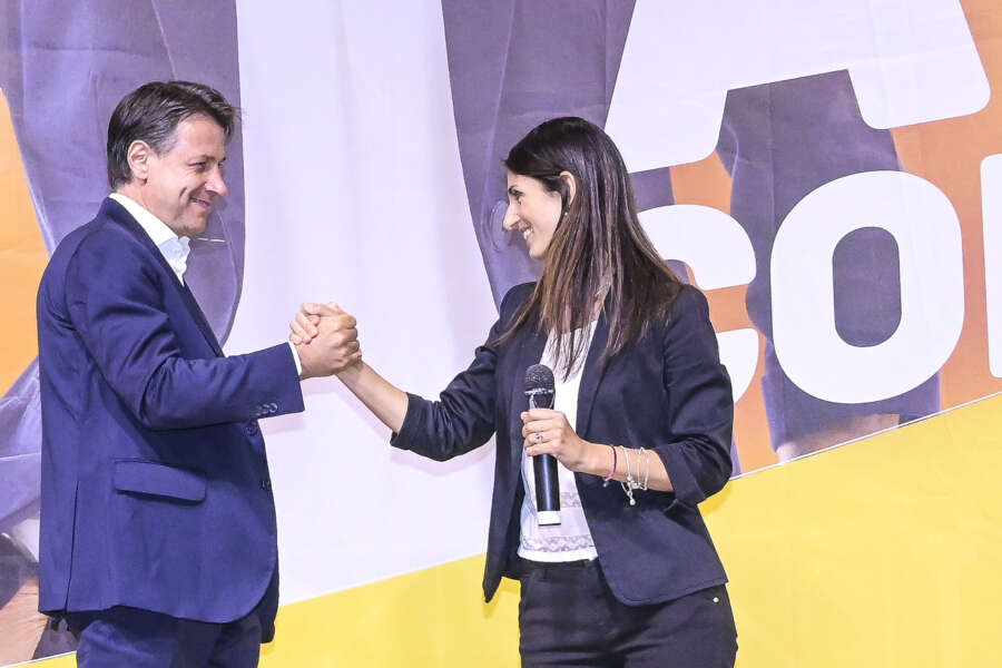 Nuova fronda nel M5S, in 30 pronti a lasciare: Raggi ‘si scalda’ per prendere il posto di Conte