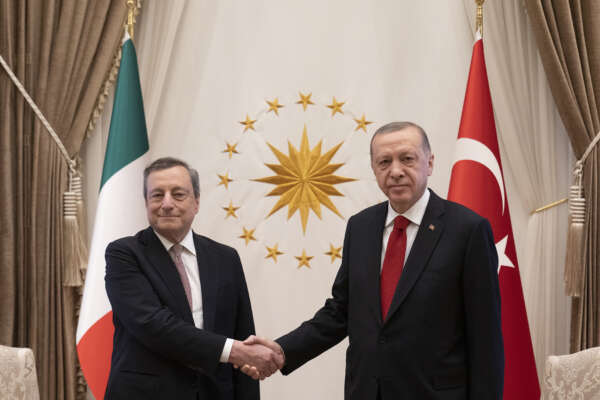 Tra Usa e Turchia, l’Europa sparisce: Roma provincia irrilevante di un impero al declino