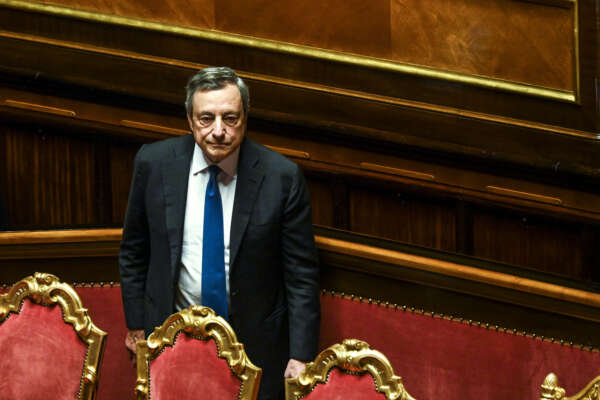 Così si è fatto fregare Mario Draghi, alle elezioni vincerà la Meloni rimasta fuori dalla mischia
