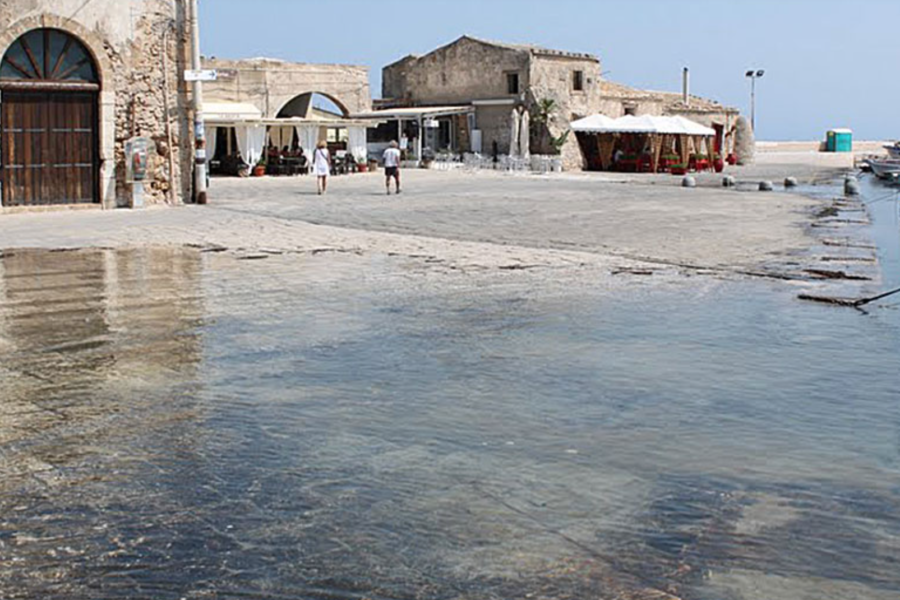 Feudo Ramaddini: il Magazzino del vino con vista sul mare di Marzamemi