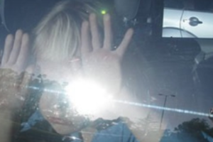 Bimba e cagnolino chiusi in auto dai genitori, carabinieri sfondano vetro e li salvano