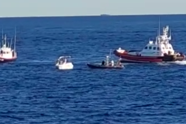 Dai domiciliari al relax in barca, ricercato si tuffa in mare e nuota per chilometri: “Lasciatemi o annego”