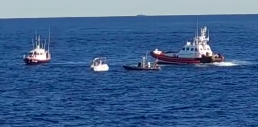 Dai domiciliari al relax in barca, ricercato si tuffa in mare e nuota per chilometri: “Lasciatemi o annego”