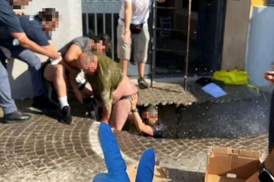 Voragine sul marciapiede a Posillipo, due persone ferite mentre entravano in un palazzo
