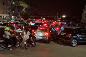 Agguato a Mergellina, lite tra bande e spari tra la folla: notte di sangue nella zona degli Chalet