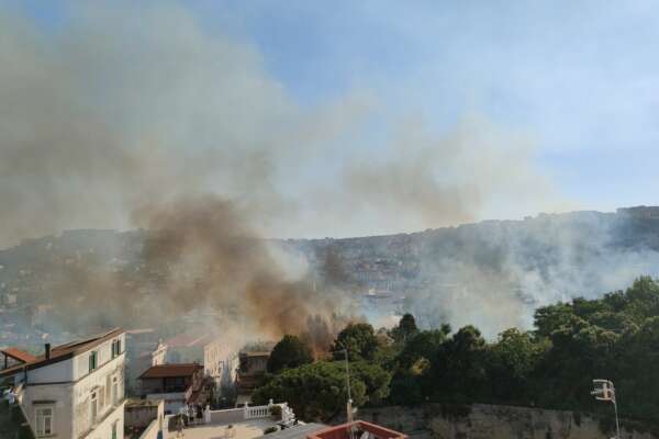 Esplode incendio a Capodimonte, attimi di paura tra i residenti a Napoli