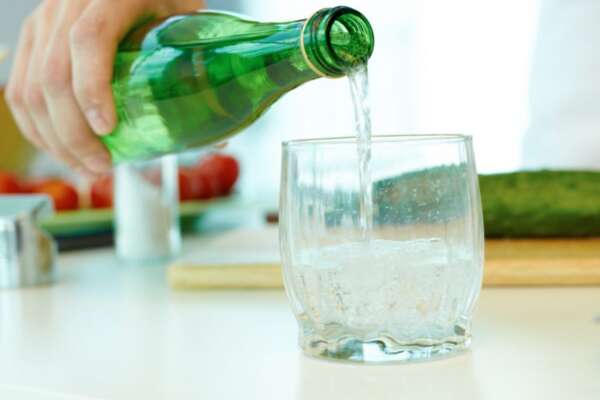 Perché l’acqua frizzante rischia di sparire dai supermercati: anidride carbonica introvabile, timori anche per l’industria alimentare