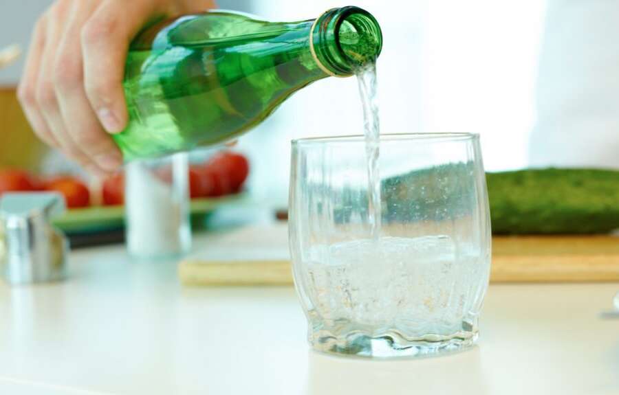 Perché l’acqua frizzante rischia di sparire dai supermercati: anidride carbonica introvabile, timori anche per l’industria alimentare