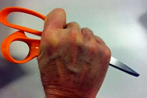 Tenta di uccidere la moglie mentre dorme: colpita con le forbici al petto e alla gola, è grave