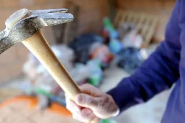 Ucciso a martellate nel suo negozio, ferito anche cliente: folle aggressione in Irpinia