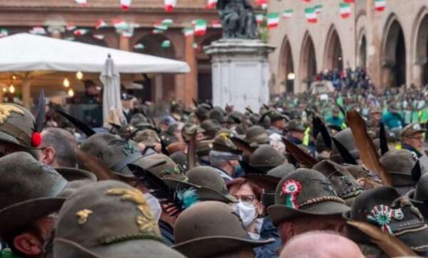 Molestie al raduno degli Alpini di Rimini, l’inchiesta si sgonfia: pm chiede archiviazione, solo una ragazza ha denunciato