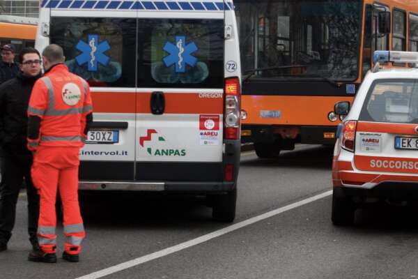 Catanzaro, bambina di 7 anni cade dalla finestra, la mamma si suicida in ospedale. Il dramma in casa famiglia