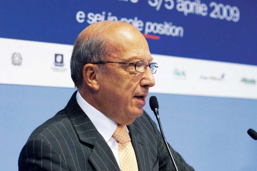 Il lungomare di Napoli va liberato dalle sagre: “Troppa sciatteria, i turisti scappano”