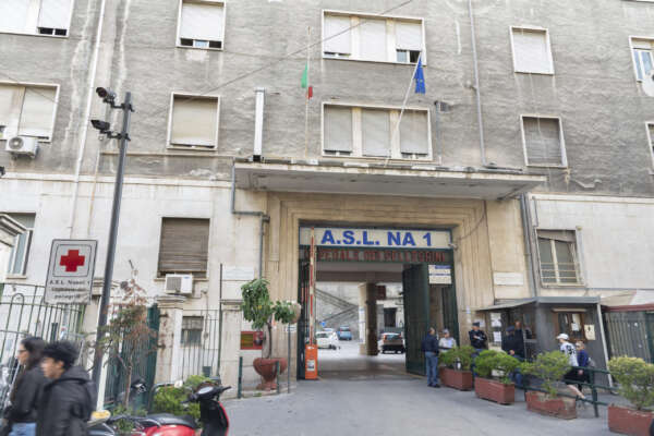 Ragazzina di 17 anni ferita (ma non accoltellata) a Napoli: ipotesi lite familiare