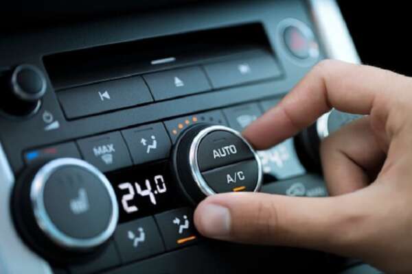 Multa per l’aria condizionata in auto, rischio stangata da 444 euro: ecco come funziona e quali sono i casi