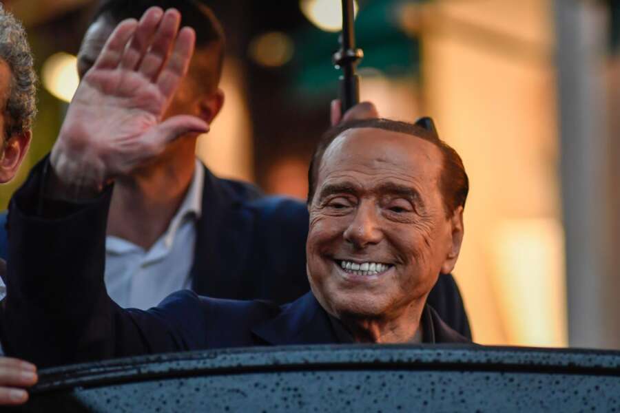Fuga da Forza Italia, in Campania tutti contro Berlusconi: “I candidati non rappresentano il territorio”