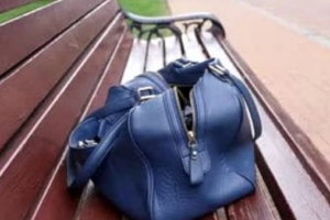 Trova una borsa piena di soldi e fa di tutto per restituirla: “Non un fesso, sei la Napoli che difenderò sempre”