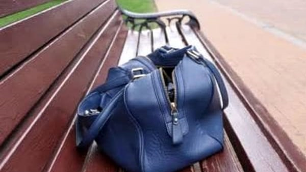 Trova una borsa piena di soldi e fa di tutto per restituirla: “Non un fesso, sei la Napoli che difenderò sempre”