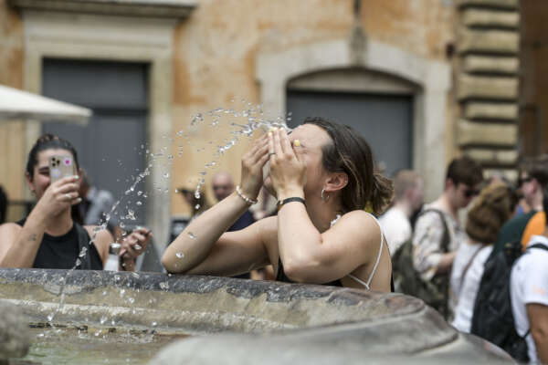 ONDATA DI CALDO  OGGI LA GIORNATA PIU CALDA PREVISTA NELLA CAPITALE AFA CALORE FONTANA ACQUA TURISTI REFRIGERIO