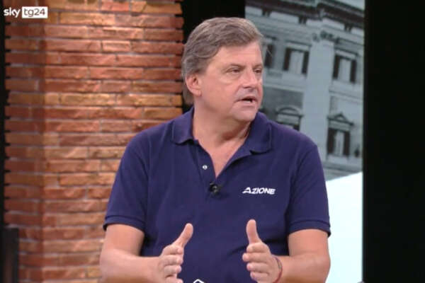 Carlo Calenda è pronto a fare il premier: “Se Draghi non è disponibile, ci sono io”