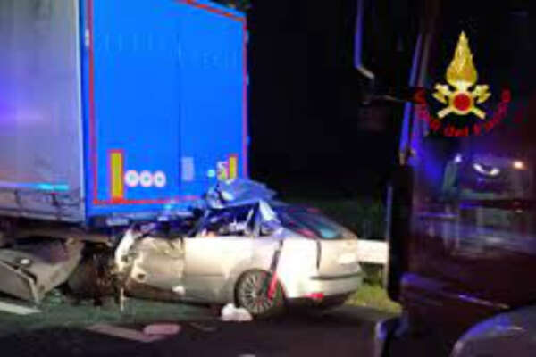 Sbanda e si schianta contro il tir in sosta, donna muore nel tragico incidente in autostrada