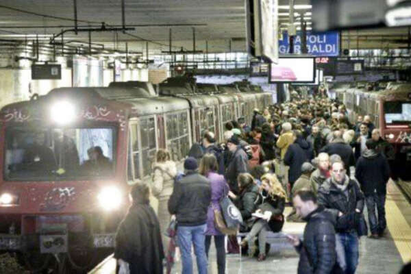 Eav, la guerra dei treni: tutti contro De Gregorio e De Luca