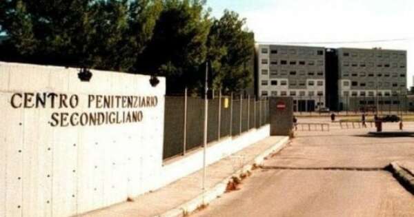 Dramma nel carcere Secondigliano, detenuto 72enne si accascia e muore: è l’ottavo dall’inizio dell’anno