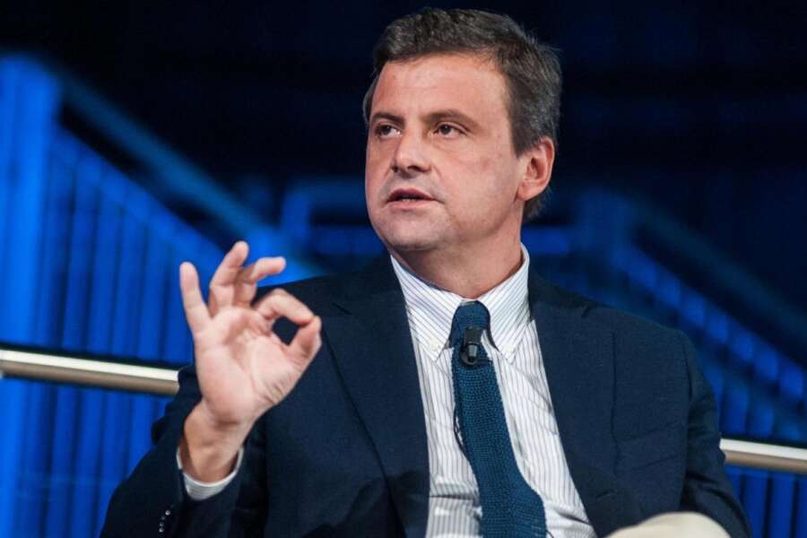 Calenda a Napoli per il suo libro su libertà ed etica: “La felicità si raggiunge con i limiti”