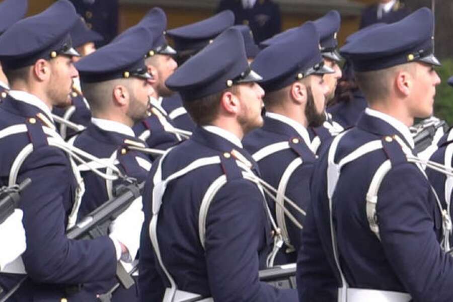 Concorso di polizia esclude “chi ha disturbi dell’identità di genere”: il paragone senza senso con schizofrenia e ‘tic’