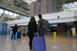 Foto Cecilia Fabiano/ LaPresse 
21 Maggio  2021 Roma (Italia)
Politica  :  
Viaggi e turismo in aumento nella prima settimana senza i cinque giorni di quarantena 
Nella Foto : i passeggeri in transito nell’aeroporto di Fiumicino 
Photo Cecilia Fabiano/ LaPresse 
May 21 , 2021  Roma (Italy) 
News  :  
Travel and tourism on the rise in the first week without the five-day quarantine
In The Pic : passengers in Fiumicino Airport