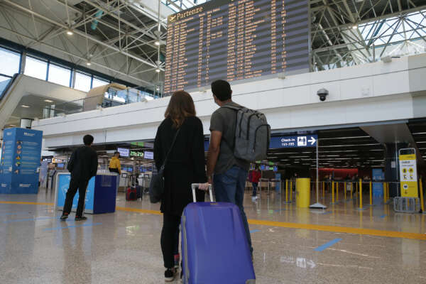 Foto Cecilia Fabiano/ LaPresse 
21 Maggio  2021 Roma (Italia)
Politica  :  
Viaggi e turismo in aumento nella prima settimana senza i cinque giorni di quarantena 
Nella Foto : i passeggeri in transito nell’aeroporto di Fiumicino 
Photo Cecilia Fabiano/ LaPresse 
May 21 , 2021  Roma (Italy) 
News  :  
Travel and tourism on the rise in the first week without the five-day quarantine
In The Pic : passengers in Fiumicino Airport